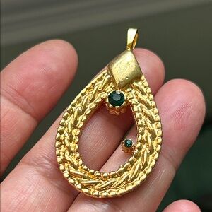 🖤Vintage Goldtone Teardrop Pendant with Green Stones